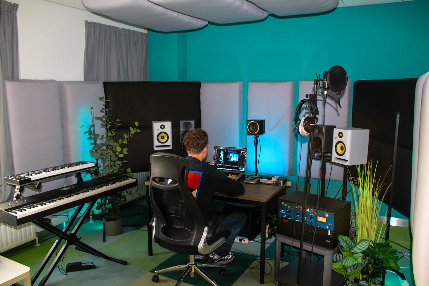 Eigen gebouwde en akoestisch ingerichte studio
